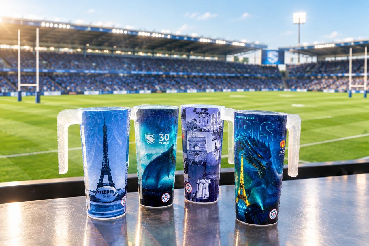 Gobelets carafes 1 L personnalisés face à la pelouse d'un stade