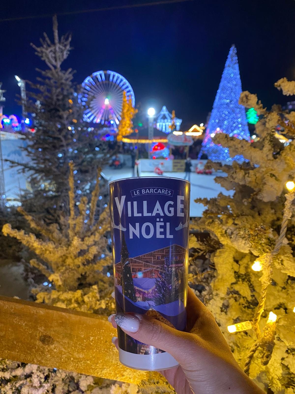 Gobelet personnalisé du Village de Noël du Barcarès, tenu en main